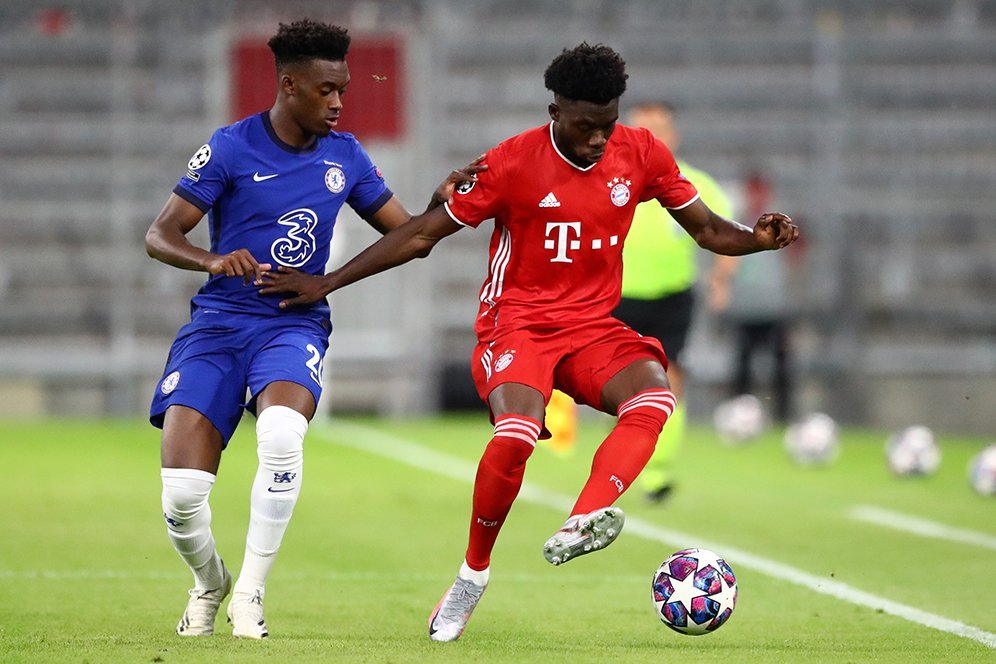 Alphonso Davies berduel dengan Callum Hudson-Odoi di laga Bayern Munchen vs Chelsea pada 16 besar Liga Champions 2019-2020. (c) AP Photo