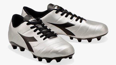 Sepatu sepak bola Diadora tipe Pichichi 3 MG14, satu dari sedikit produk baru Diadora yang tidak berwarna dasar hitam. (c) Diadora.com