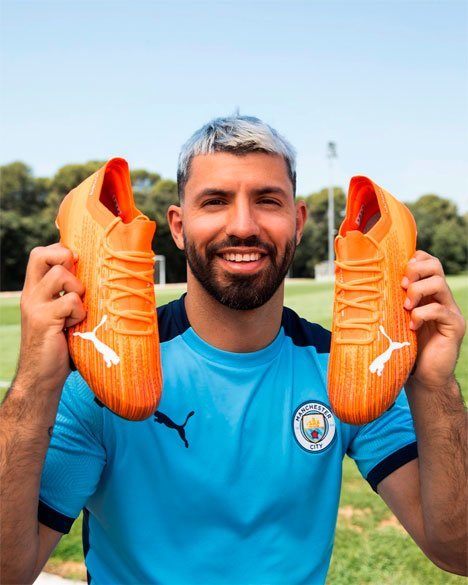 Striker Manchester City, Sergio Aguero, memperlihatkan sepatu Puma Ultra yang sudah diuji coba olehnya.
