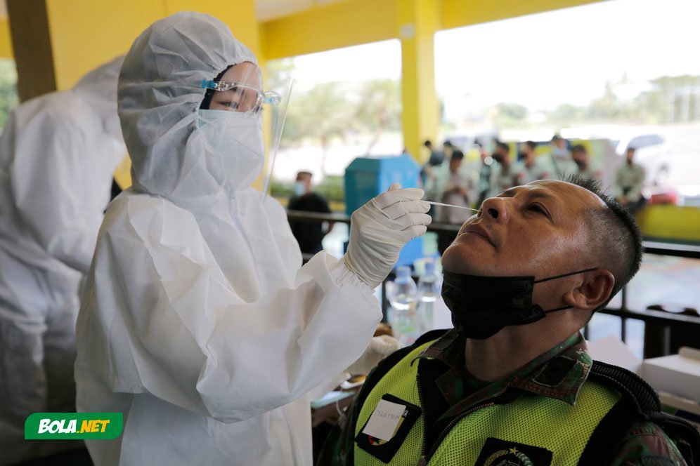 Bahkan petugas keamanan dari Kodim Malang pun wajib melakukan swab antigen ketika memasuki stadion Kanjuruhan. (c) Nexify/Arief Bagus