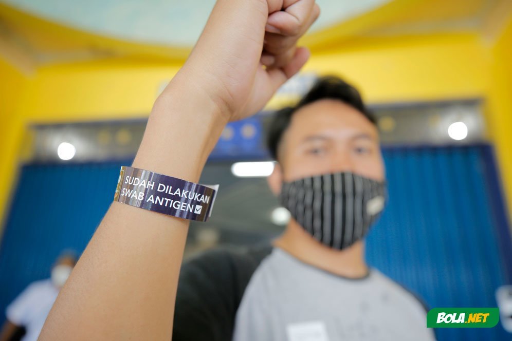 Seorang panpel menunjukkan gelang tanda sudah melakukan swab antigen di Stadion Kanjuruhan, Malang, jelang pertandingan sepak bola Piala Menpora 2021. (c) Nexify/Arief Bagus