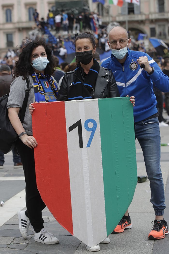 Para fans Inter Milan memadati kawasan Piazza Duomo, Milan, Minggu (2/5/2021) untuk merayakan kesuksesan Nerazzurri merebut gelar Serie A 2020/2021. (c) AP Photo