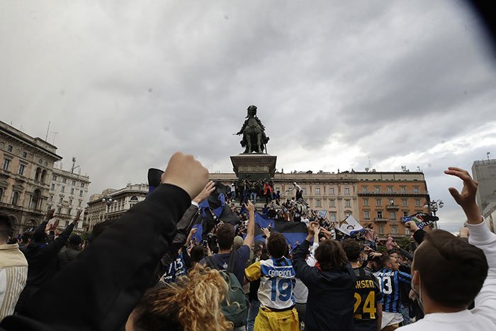 Para fans Inter Milan memadati kawasan Piazza Duomo, Milan, Minggu (2/5/2021) untuk merayakan kesuksesan Nerazzurri merebut gelar Serie A 2020/2021. (c) AP Photo