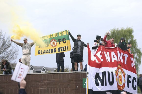 Aksi demo fans Manchester United menuntut Keluarga Glazer hengkang dari klub (c) AP Photo