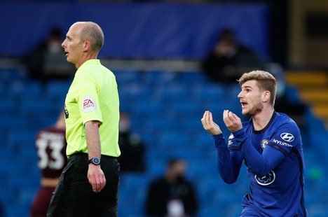 Timo Werner protes kepada wasit Mike Dean yang tak menghadiahkan penalti setelah ia dijatuhkan Youri Tielemans. (c) AP Photo