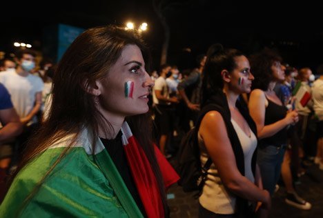Suporter Italia di laga perdana Euro 2020 melawan Turki (c) AP Photo