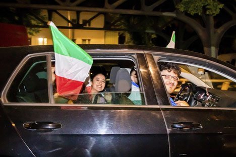 Suporter Italia di laga perdana Euro 2020 melawan Turki (c) AP Photo