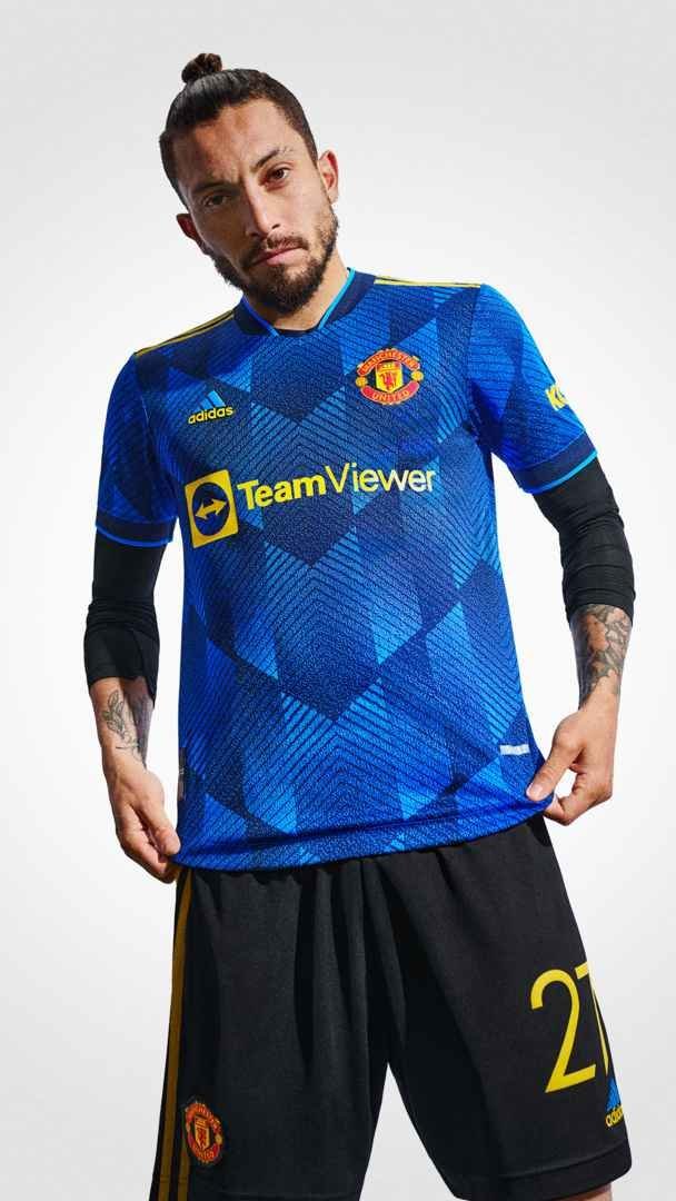 Alex Telles mengenakan jersey ketiga MU musim 2021/22 (c) MUFC