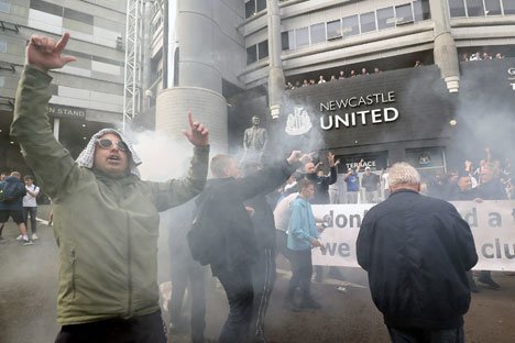 Fans Newcastle merayakan proses takeover klub dari Mike Ashley oleh konsorsium dari Arab Saudi, Public Investment Fund (PIF) di St James Park (c) AP Photo