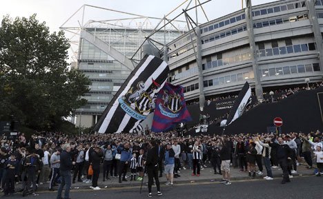 Fans Newcastle merayakan proses takeover klub dari Mike Ashley oleh konsorsium dari Arab Saudi, Public Investment Fund (PIF) di St James Park (c) AP Photo