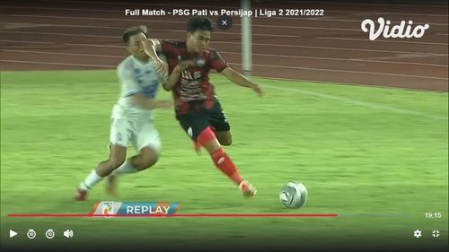 Bek PSG Pati, Nurhidayat Haris menyikut pemain Persijap Jepara, Hendri Setiadi. (c) Tangkapan Layar Vidio