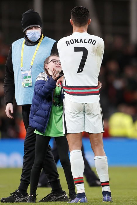 Ronaldo memberikan jersey pada fans Rep. Irlandia (c) AP Photo