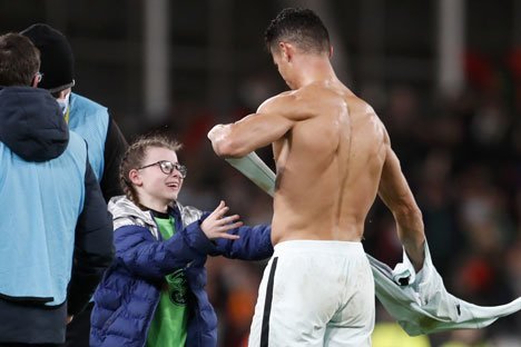 Ronaldo memberikan jersey pada fans Rep. Irlandia (c) AP Photo