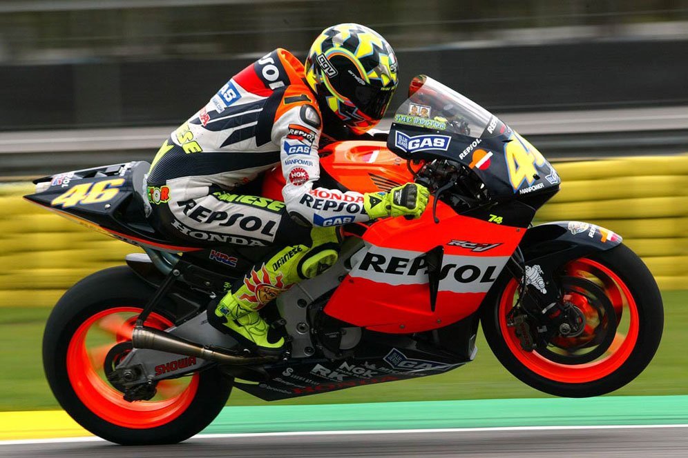 Valentino Rossi saat membela Repsol Honda di MotoGP 2003. (c) BoxRepsol.com