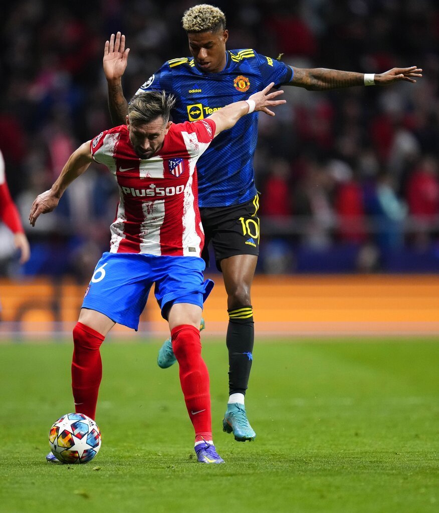 Hector Herrera vs Marcus Rashford di laga Atletico vs MU di leg pertama 16 besar Liga Champions 2021-2022. (c) AP Photo