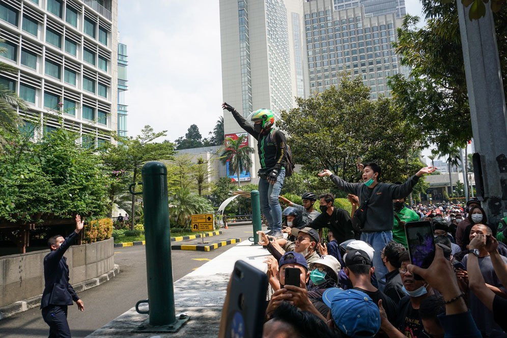 Para penggemar meramaikan halaman Hotel Kempinski usai menonton parade motor di Jakarta jelang balapan di Mandalika, Rabu (16/3/2022). (c) Nexify/Bagaskara Lazuardi