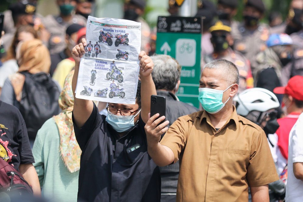 Para fans menonton parade motor di Jakarta jelang balapan di Mandalika, Rabu (16/3/2022). (c) Nexify/Bagaskara Lazuardi