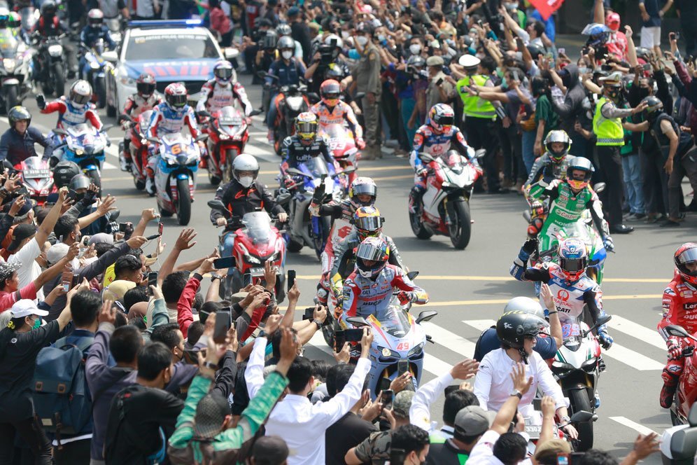 Para pembalap MotoGP saat menjalani parade motor di Jakarta jelang balapan di Mandalika, rabu (16/3/2022). (c) Nexify/Muhammad Iqbal Ichsan