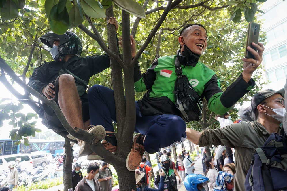Ojol bahkan ikut menonton parade motor di Jakarta jelang balapan di Mandalika, Rabu (16/3/2022). (c) Nexify/Bagaskara Lazuardi