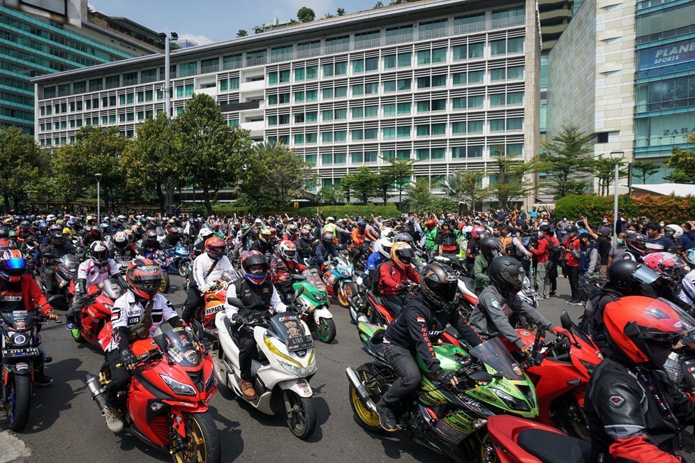 Sebagian masyarakat ikut parade motor di Jakarta jelang balapan di Mandalika, Rabu (16/3/2022). (c) Nexify/Bagaskara Lazuardi