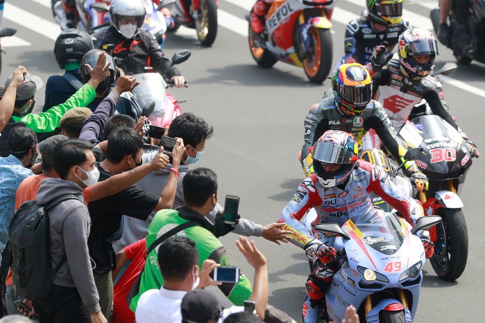 Para pembalap MotoGP saat menjalani parade motor di Jakarta jelang balapan di Mandalika, rabu (16/3/2022). (c) Nexify/Muhammad Iqbal Ichsan