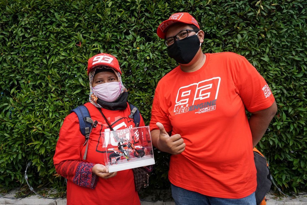 Penggemar Marc Marquez menonton parade motor di Jakarta jelang balapan di Mandalika, Rabu (16/3/2022). (c) Nexify/Bagaskara Lazuardi