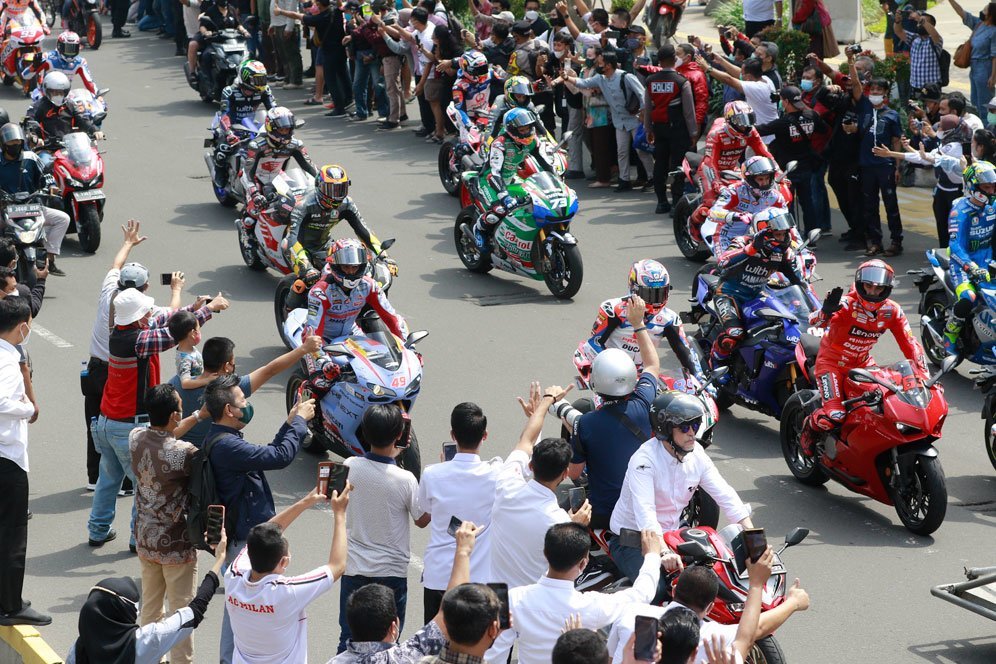 Para pembalap MotoGP saat menjalani parade motor di Jakarta jelang balapan di Mandalika, rabu (16/3/2022). (c) Nexify/Muhammad Iqbal Ichsan