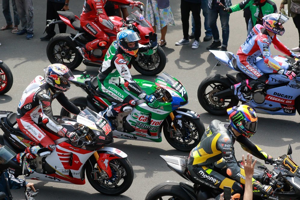 Para pembalap MotoGP saat menjalani parade motor di Jakarta jelang balapan di Mandalika, rabu (16/3/2022). (c) Nexify/Muhammad Iqbal Ichsan
