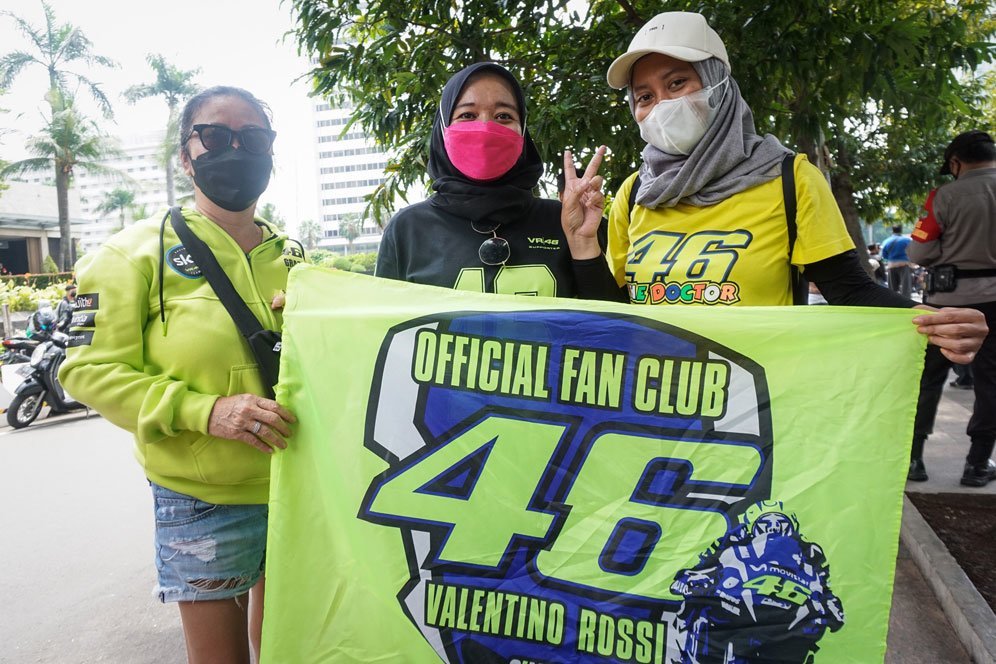 Fans Valentino Rossi menonton parade motor di Jakarta jelang balapan di Mandalika, Rabu (16/3/2022). (c) Nexify/Bagaskara Lazuardi