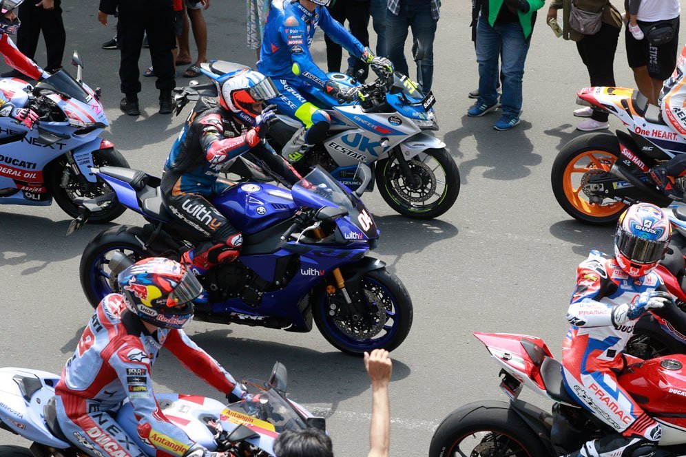 Andrea Dovizioso saat menjalani parade motor di Jakarta jelang balapan di Mandalika, rabu (16/3/2022). (c) Nexify/Muhammad Iqbal Ichsan