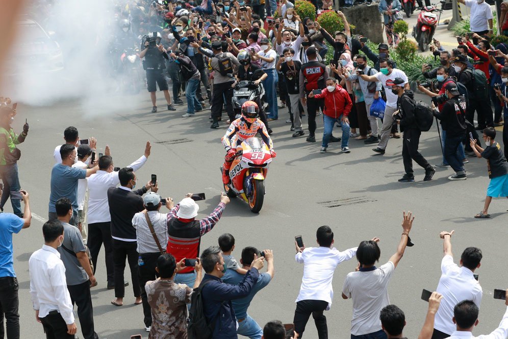 Marc Marquez saat menjalani parade motor di Jakarta jelang balapan di Mandalika, rabu (16/3/2022). (c) Nexify/Muhammad Iqbal Ichsan