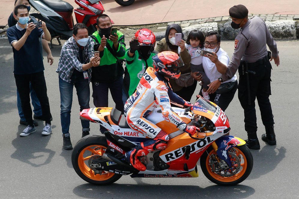 Marc Marquez saat menjalani parade motor di Jakarta jelang balapan di Mandalika, rabu (16/3/2022). (c) Nexify/Muhammad Iqbal Ichsan