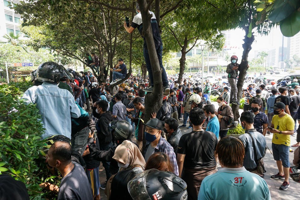 Para penggemar meramaikan halaman Hotel Kempinski usai menonton parade motor di Jakarta jelang balapan di Mandalika, Rabu (16/3/2022). (c) Nexify/Bagaskara Lazuardi