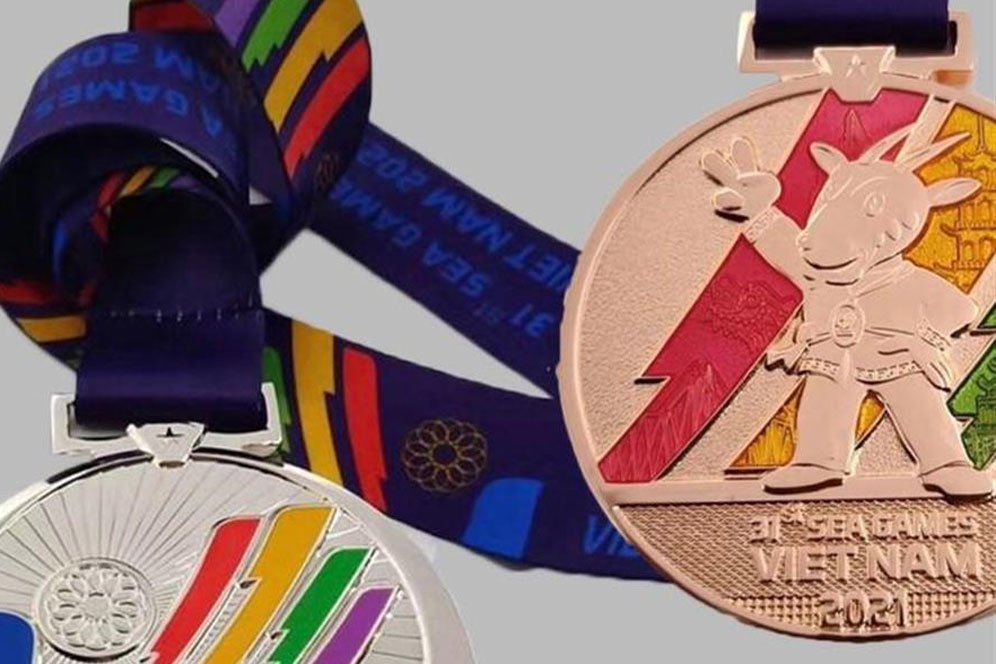 Logo maskot Saola di belakang medali perunggu SEA Games 2021 yang talinya terbuat dari kain tenun. (c) SEAGames2021.com