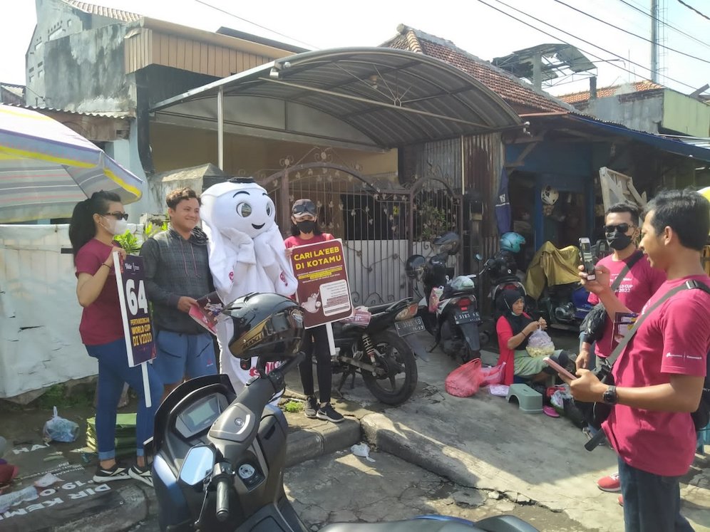 Laeeb berpose dengan pengunjung pakar Pakis, Surabaya (c) SCM