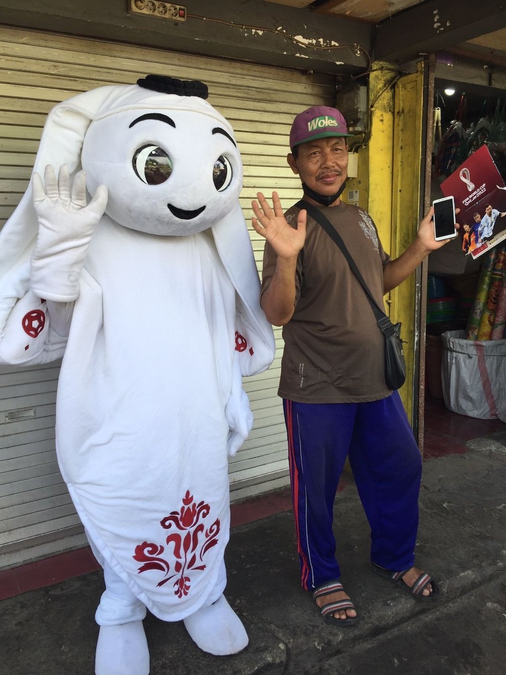 Pengunjung pasar Pakis berfoto dengan Laeeb (c) SCM