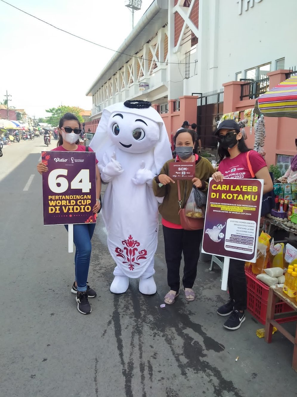 Laeeb berpose dengan pengunjung pasar Pakis, Surabaya (c) SCM