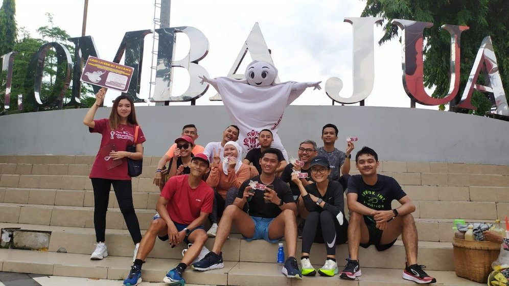 Laeeb berpose dengan masyarakat Semarang di daerah Lomba Juang (c) SCM