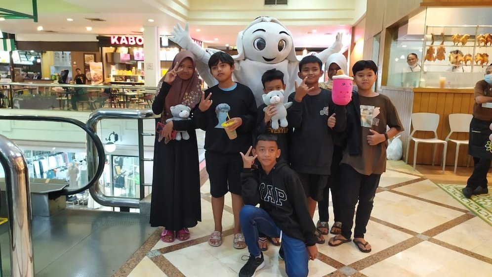 Anak-anak antusias untuk berfoto bersama Laeeb (c) SCM