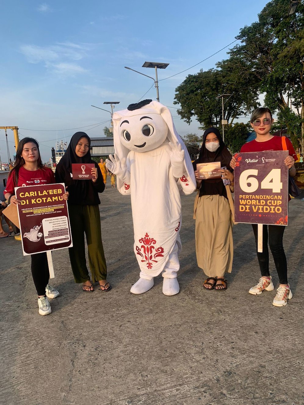 Maskot Piala Dunia 2022, Laeeb saat mengunjungi Dermaga Banjar Raya, Banjarmasin (c) dok. SCM