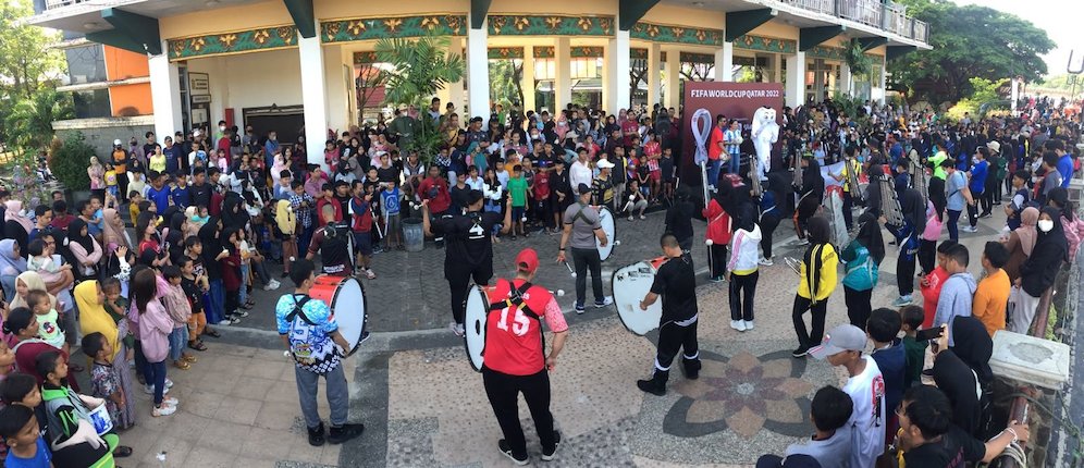 Maskot Piala Dunia 2022, Laeeb di CFD Menara Pandang bersama marching band FKPPI Banjarmasin (c) SCM