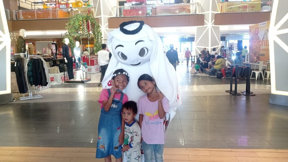 Maskot Piala Dunia 2022, Laeeb berpose bersama pengunjung di City Plaza Jatinegara, Jakarta (c) SCM