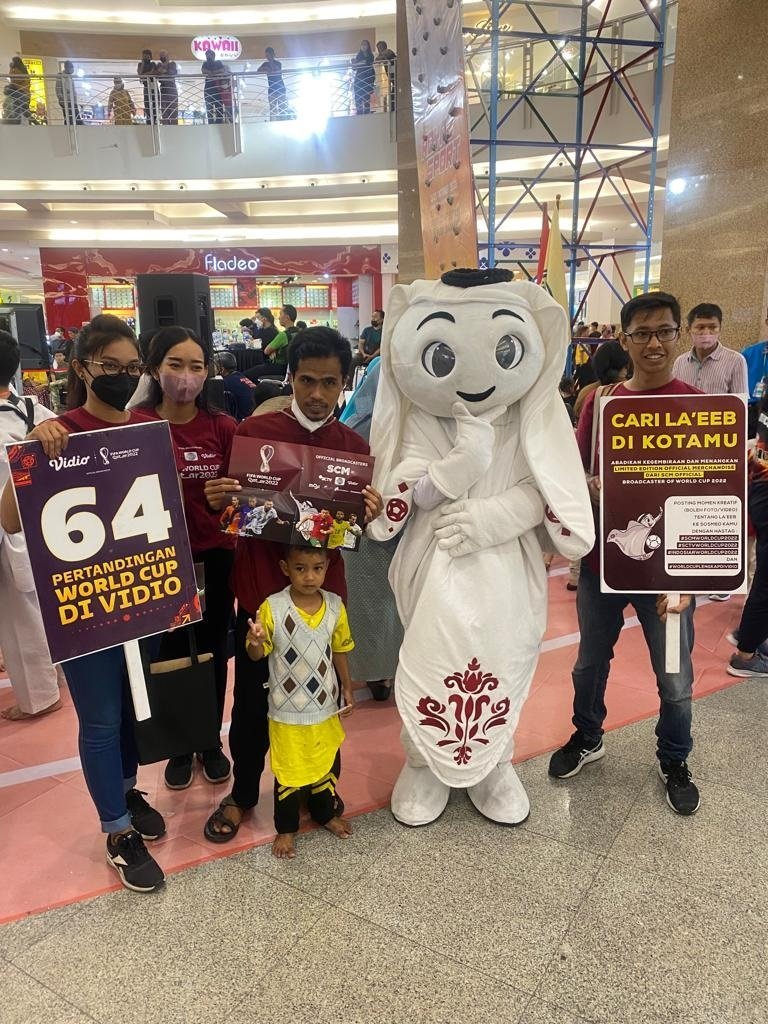 Maskot Piala Dunia 2022, Laeeb berpose bersama pengunjung City Plaza Jatinegara, Jakarta (c) SCM