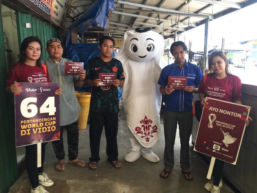 Maskot Piala Dunia 2022 La'eeb bersama warga di Pasar Baru, Banjarmasin. (c) dok.SCM
