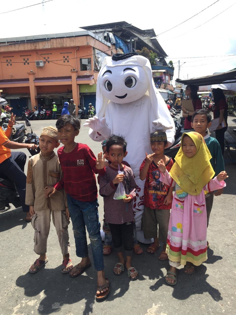 Maskot Piala Dunia 2022 La'eeb foto bareng anak-anak yang berkunjung ke Pasar Baru Banjarmasin (c) dok.SCM
