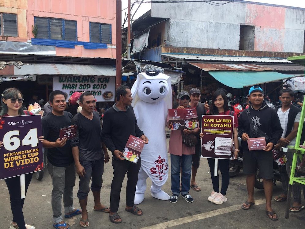 Maskot Piala Dunia 2022 La'eeb bersama warga di Pasar Baru, Banjarmasin. (c) dok.SCM
