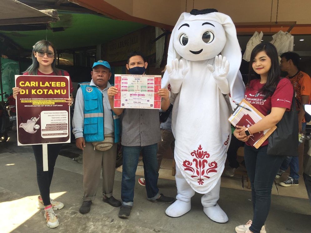 Maskot Piala Dunia 2022 La'eeb di Pasar Baru, Banjarmasin. (c) dok.SCM