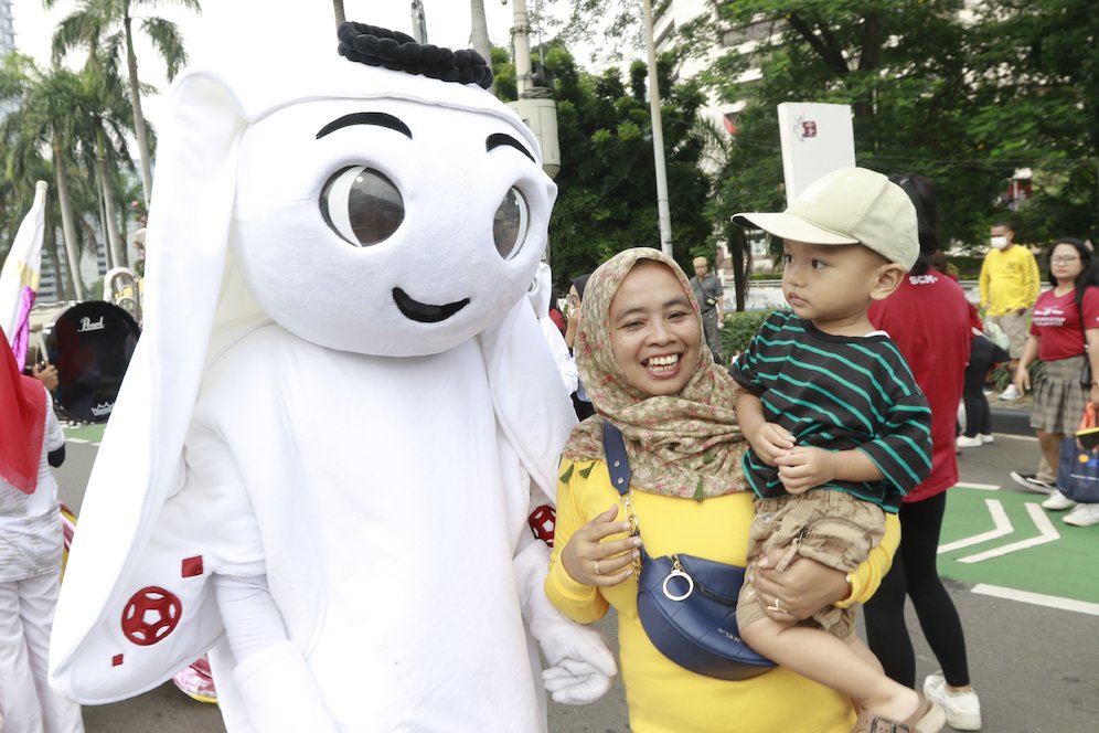 Maskot Piala Dunia 2022, Laeeb, menyapa warga Ibukota saat Car Free Day (CFD) di kawasan Sudirman, Jakarta, Minggu (06/11/2022). (c) Nexify/M iqbal Ichsan