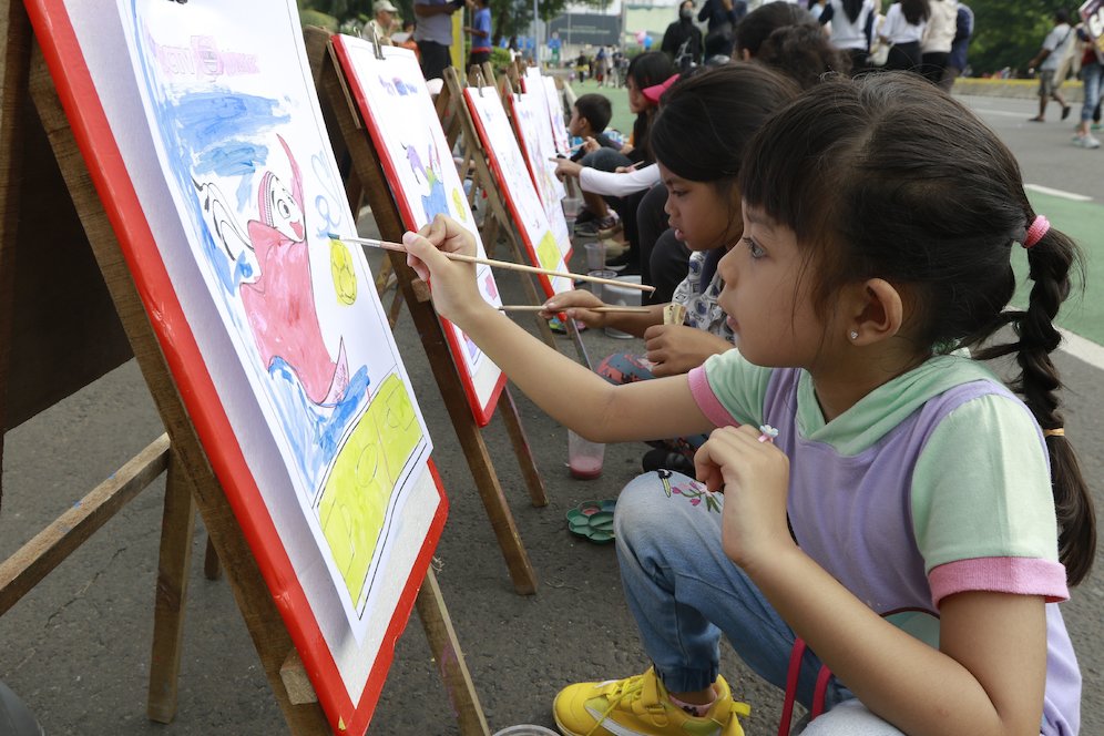 Sejumlah anak melukis maskot Piala Dunia 2022, Laeeb, saat Car Free Day (CFD) di kawasan Sudirman, Jakarta, Minggu (06/11/2022). (c) Nexify/M iqbal Ichsan
