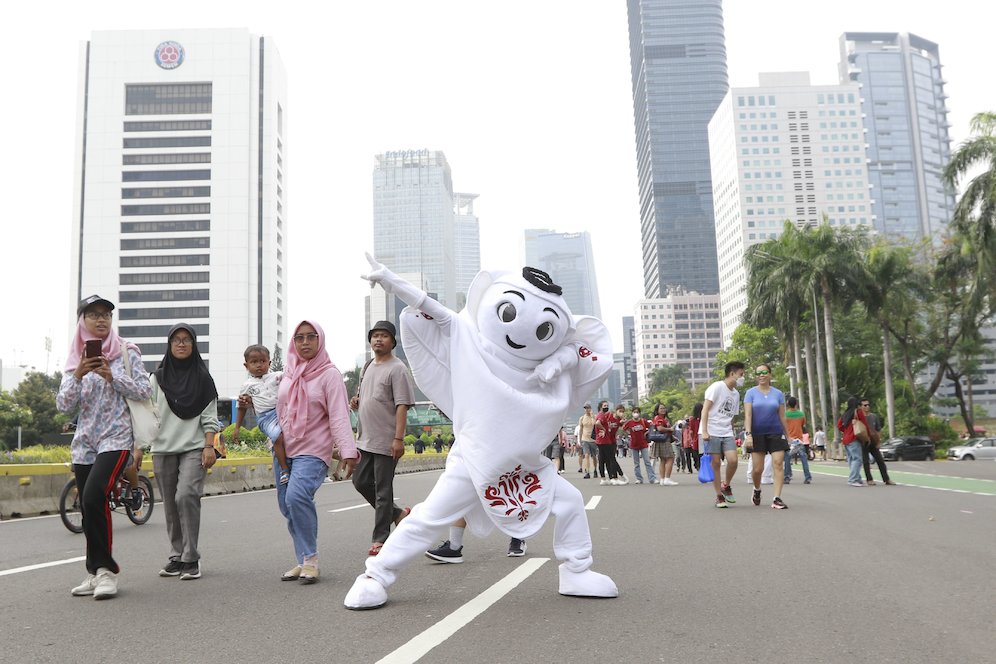 Maskot Piala Dunia 2022, Laeeb, menyapa warga Ibukota saat Car Free Day (CFD) di kawasan Sudirman, Jakarta, Minggu (06/11/2022). (c) Nexify/M iqbal Ichsan